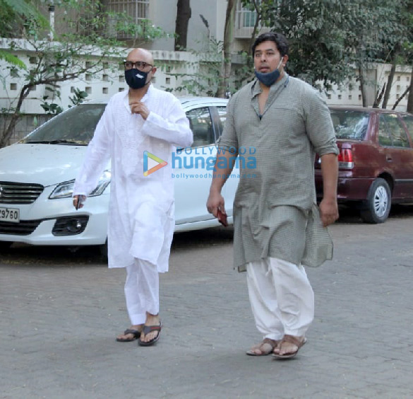 photos bappa lahiri conducts last rites of his father bappi lahiri in mumbai more celebs attend the funeral 4