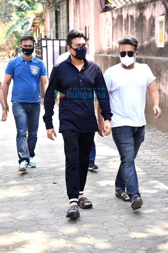 photos bappa lahiri conducts last rites of his father bappi lahiri in mumbai more celebs attend the funeral1 4