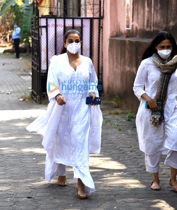 photos bappa lahiri conducts last rites of his father bappi lahiri in mumbai more celebs attend the funeral1 6