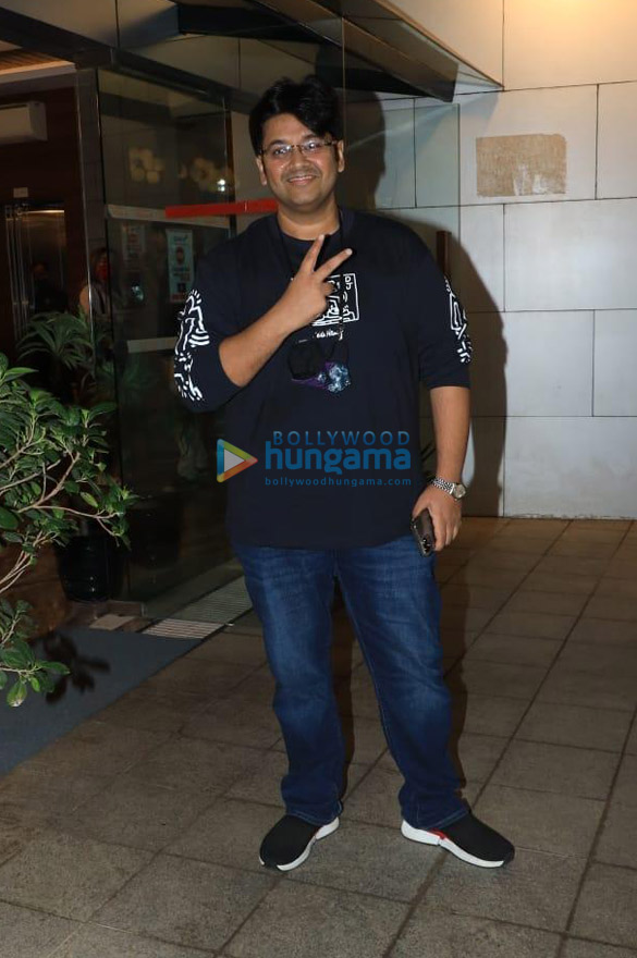 photos bhushan kumar milap zaveri riteish deshmukh and fardeen khan celebrate the shooting wrap of their film visfot 9