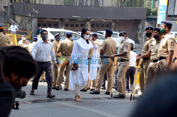 photos celebs arrive at lata mangeshkars residence to pay last respects 9