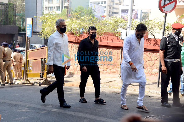 photos celebs arrive at lata mangeshkars residence to pay last respects1 3