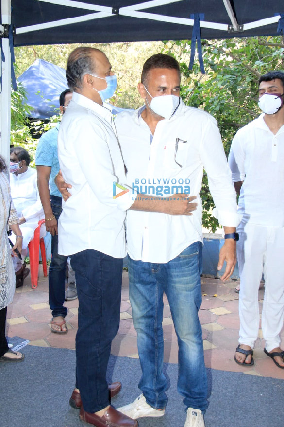 photos celebs attend ramesh deos funeral 4