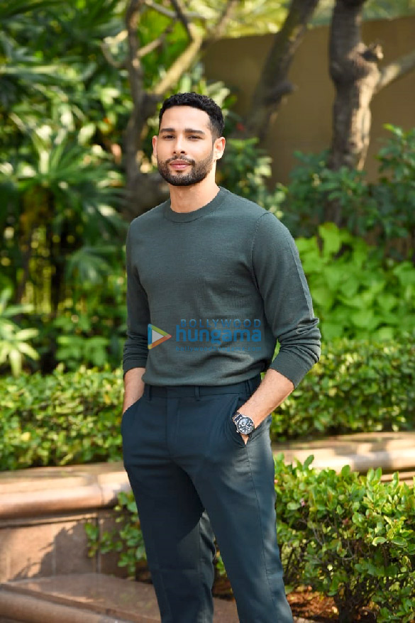 photos deepika padukone siddhant chaturvedi ananya panday dhairya karwa spotted promoting their film gehraiyaan 5