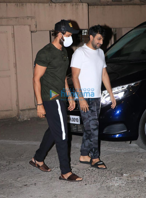photos hrithik roshan snapped in a casual avtar sporting a tee shirt and track pants in bandra 3