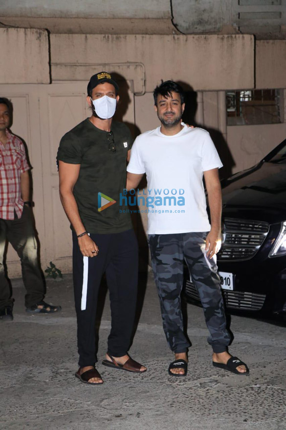 photos hrithik roshan snapped in a casual avtar sporting a tee shirt and track pants in bandra 6