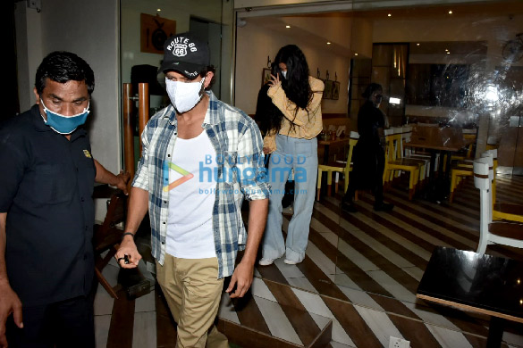 photos hrithik roshan spotted at farmers cafe in bandra 4