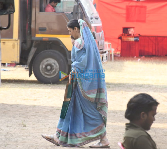photos huma qureshi spotted in a blue saree on the sets of her upcoming project in bandra 5