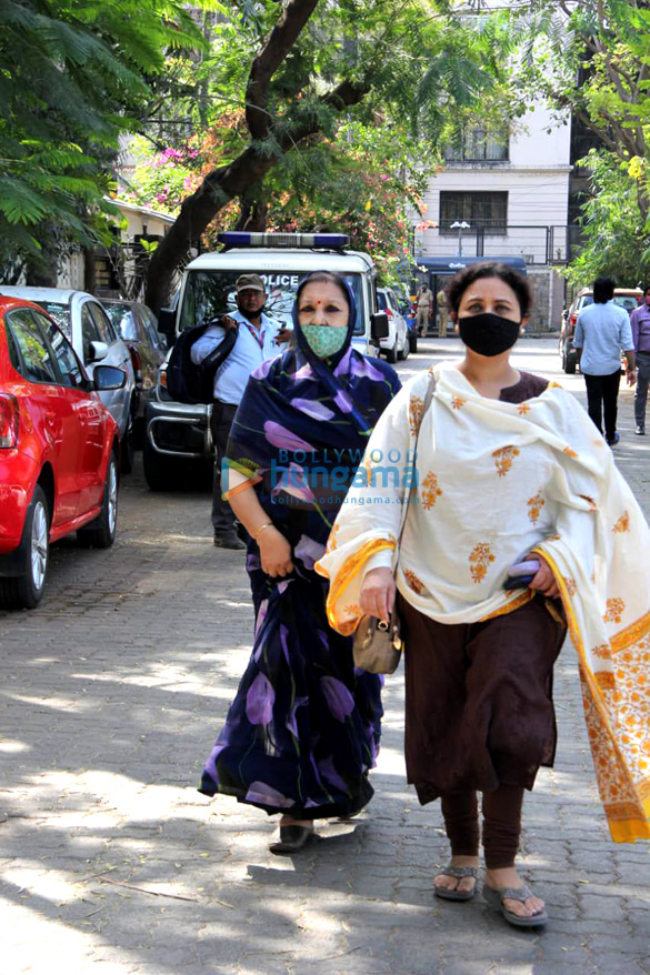 photos kajol tanuja alka yagnik and more arrive at bappi lahiris house to pay respects to the music composer 3