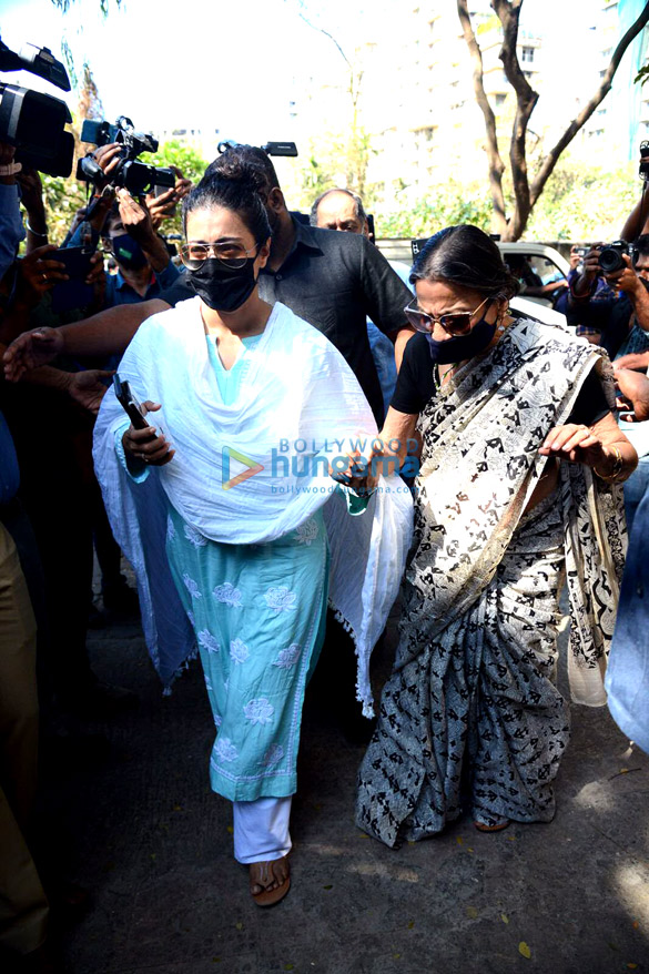 photos kajol tanuja alka yagnik and more arrive at bappi lahiris house to pay respects to the music composer 5