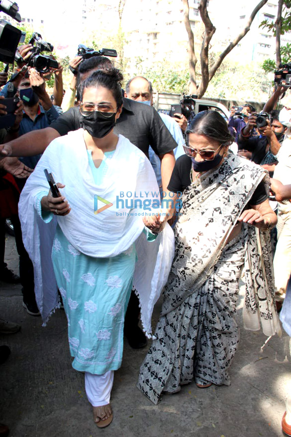 photos kajol tanuja alka yagnik and more arrive at bappi lahiris house to pay respects to the music composer 7