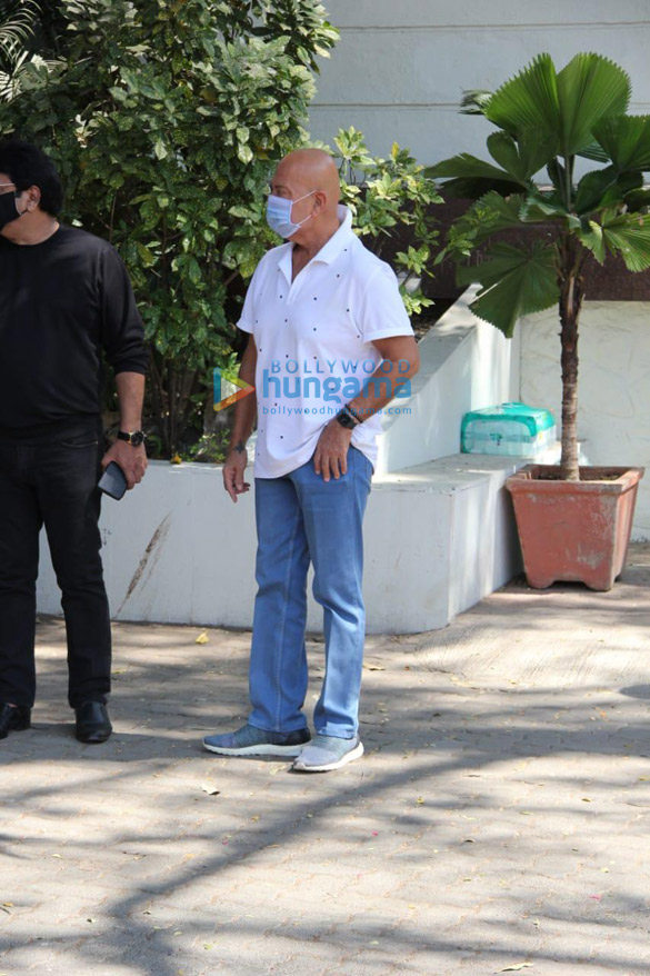 photos kajol tanuja alka yagnik and more arrive at bappi lahiris house to pay respects to the music composer2 4