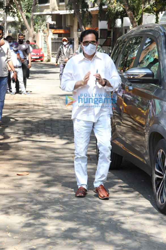 photos kajol tanuja alka yagnik and more arrive at bappi lahiris house to pay respects to the music composer2 5 photos kajol tanuja alka yagnik and more arrive at bappi lahiris house to pay respects to the music composer2 5