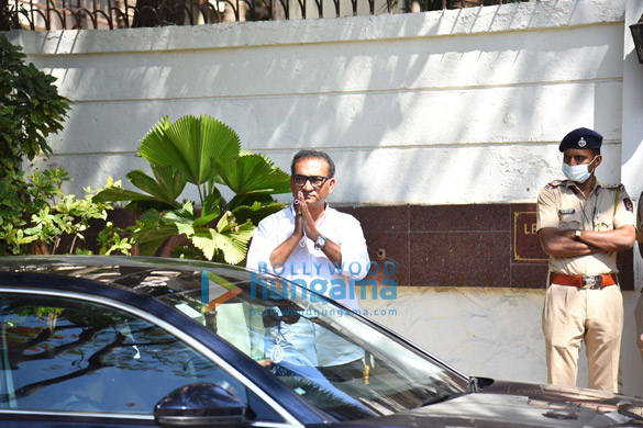 photos kajol tanuja alka yagnik and more arrive at bappi lahiris house to pay respects to the music composer3 1