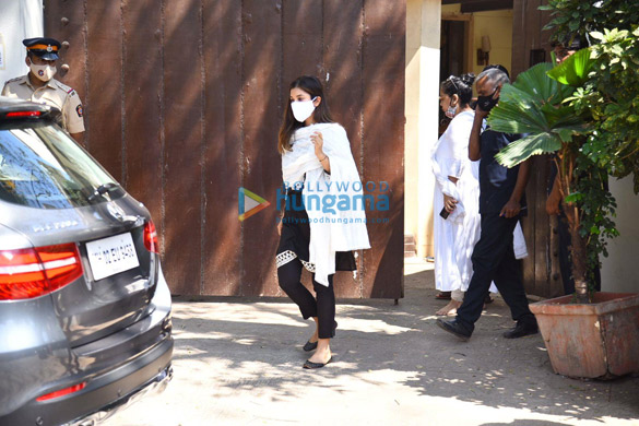 photos kajol tanuja alka yagnik and more arrive at bappi lahiris house to pay respects to the music composer3 5