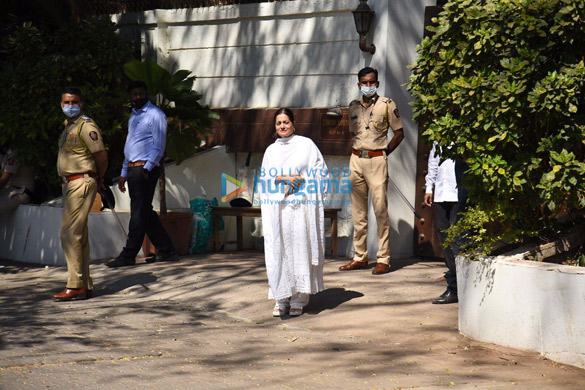 photos kajol tanuja alka yagnik and more arrive at bappi lahiris house to pay respects to the music composer3 7