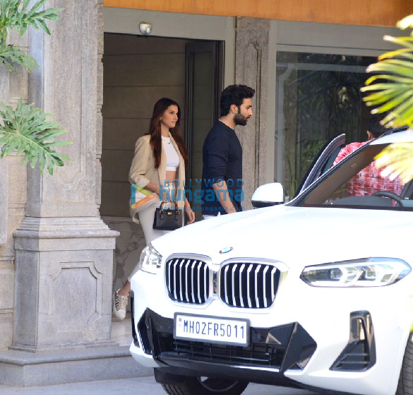 photos kareena kapoor khan snapped sporting a chic patterned top with palazzo pants along with son taimur ali khan and others at randhir kapoors residence3 2