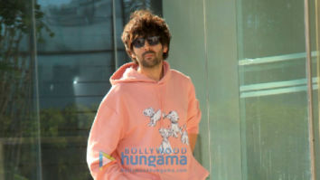 Photos: Kartik Aaryan poses for the paparazzi as he gets spotted in Andheri