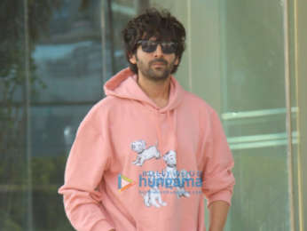 Photos: Kartik Aaryan poses for the paparazzi as he gets spotted in Andheri