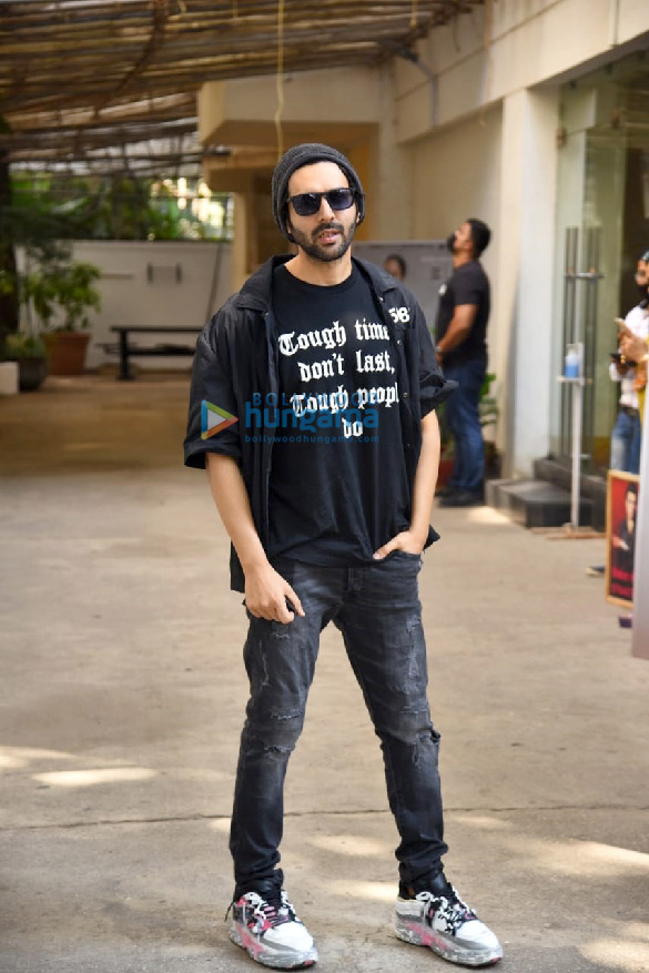 photos kartik aaryan snapped at sunny super sound in juhu 4