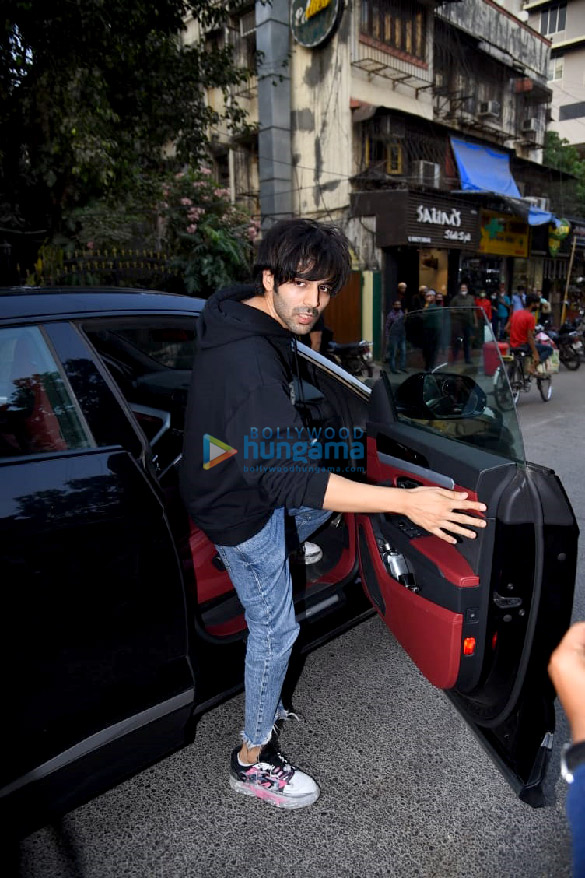 photos kartik aaryan snapped in bandra 4 3