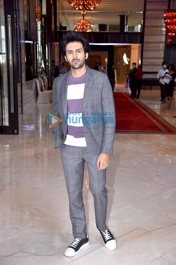 photos kartik aaryan spotted attending an event to salute the spirit of cancer fighters 3