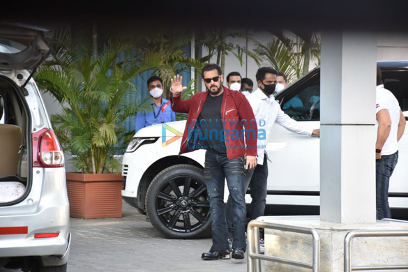 photos katrina kaif and salman khan keep it casual leaving for delhi from kalina airport for the shoot for tiger 3 4