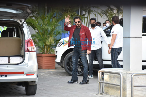 Photos: Katrina Kaif and Salman Khan keep it casual leaving for Delhi from Kalina airport for the shoot for Tiger 3