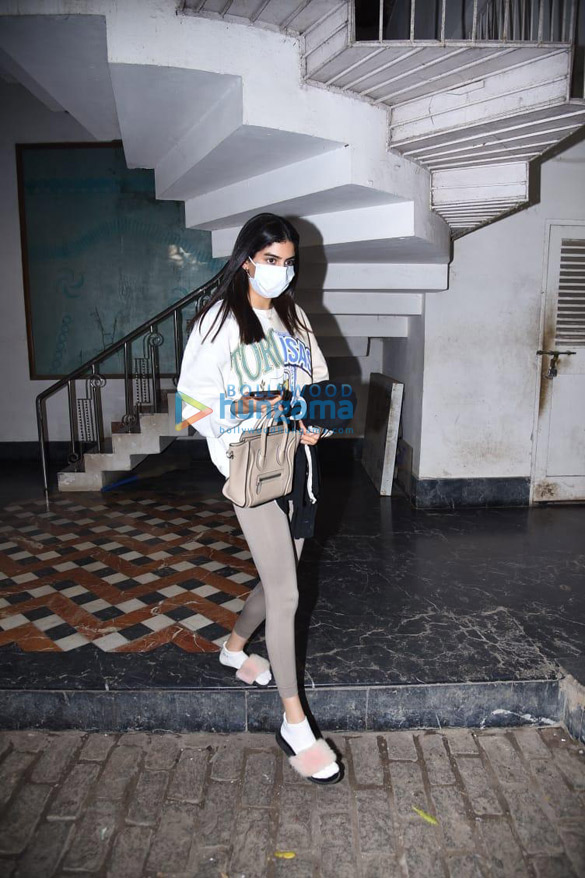 Photos: Khushi Kapoor and Agastya Nanda spotted outside a salon in Bandra Photos: Khushi Kapoor and Agastya Nanda spotted outside a salon in Bandra