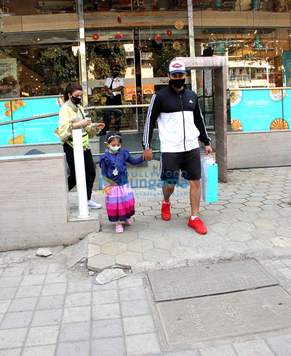 Photos: Kunal Kemmu and Soha Ali Khan spotted at Food Hall in Santacruz Photos: Kunal Kemmu and Soha Ali Khan spotted at Food Hall in Santacruz