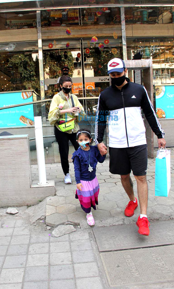 photos kunal kemmu and soha ali khan spotted at food hall in santacruz 2