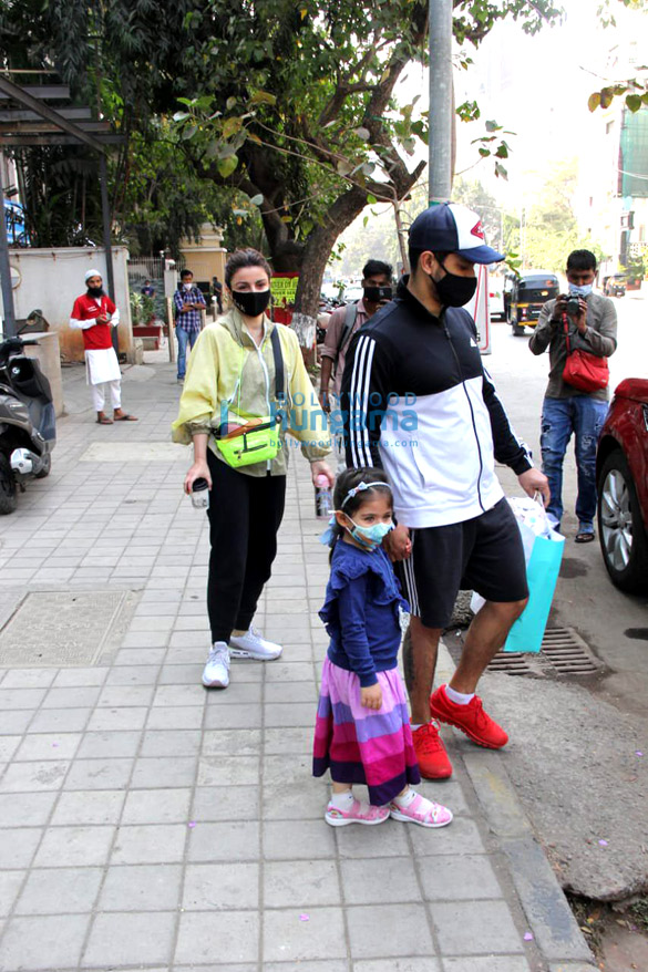 photos kunal kemmu and soha ali khan spotted at food hall in santacruz 3