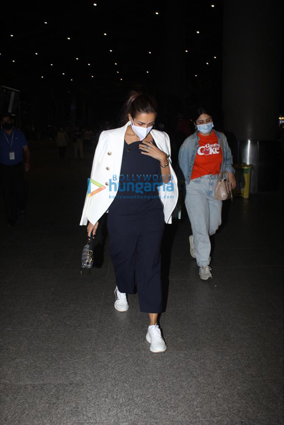 photos malaika arora and mrunal thakur snapped at the airport 3