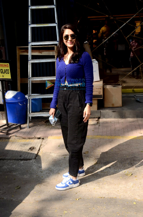 photos mrunal thakur snapped in andheri 3 4
