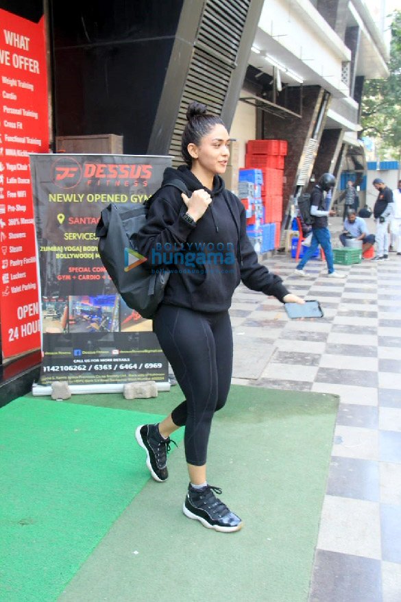 photos mrunal thakur snapped in juhu 2 2