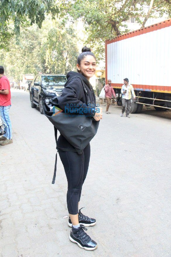 photos mrunal thakur snapped in juhu 3 2