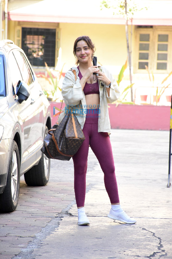 photos neha sharma pooja hegde and sara ali khan spotted at the gym in bandra 4