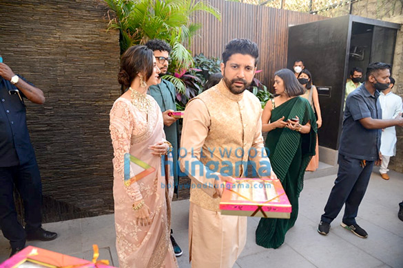 photos newly married couple farhan akhtar and shibani dandekar pose for the cameras outside their residence 6