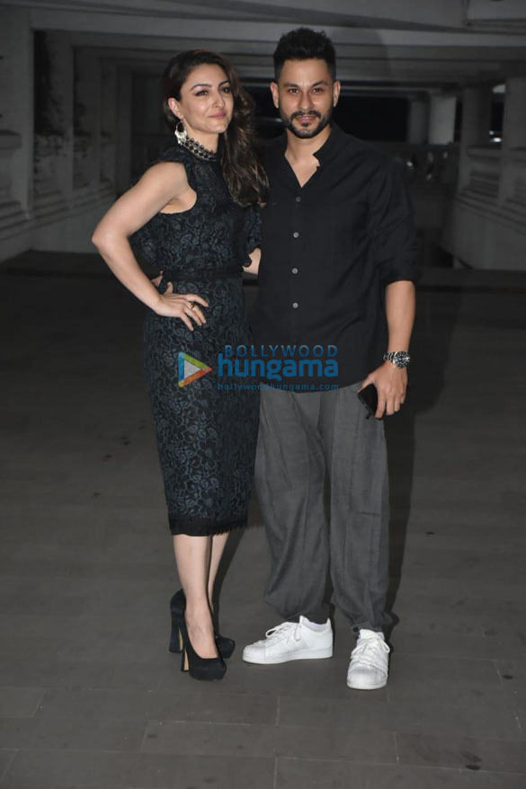 photos newly weds farhan akhtar and shibani dandekar along with others arrive for their wedding bash at riteish sidhwanis house 00 2