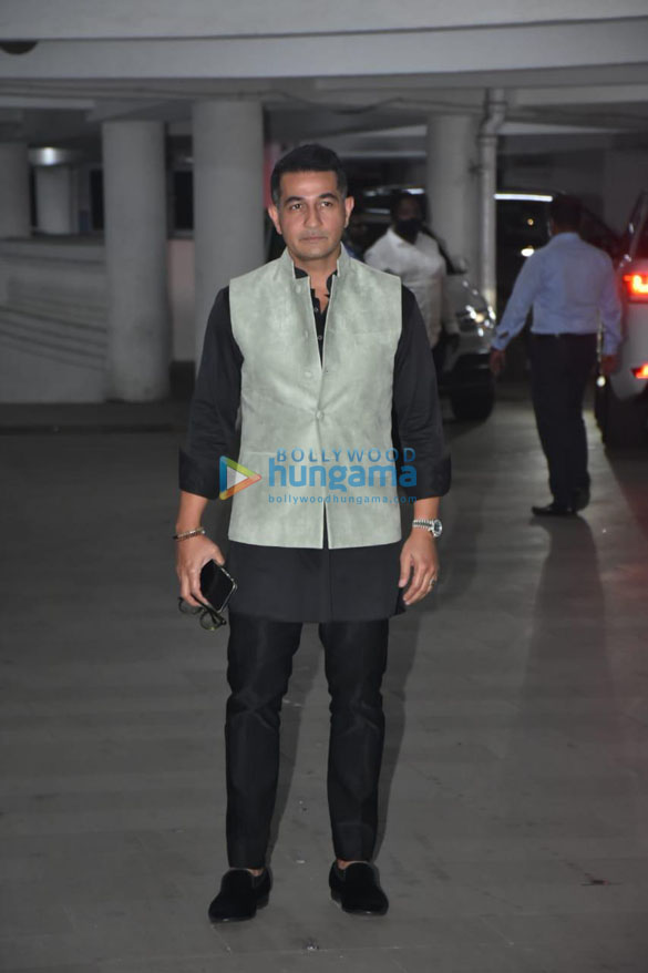 photos newly weds farhan akhtar and shibani dandekar along with others arrive for their wedding bash at riteish sidhwanis house 7