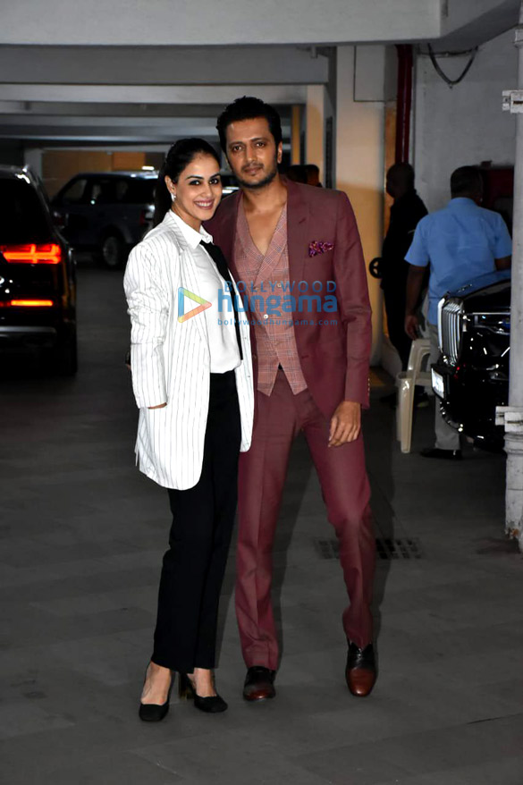 photos newly weds farhan akhtar and shibani dandekar along with others arrive for their wedding bash at riteish sidhwanis house8 12