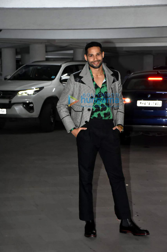 photos newly weds farhan akhtar and shibani dandekar along with others arrive for their wedding bash at riteish sidhwanis house8 13