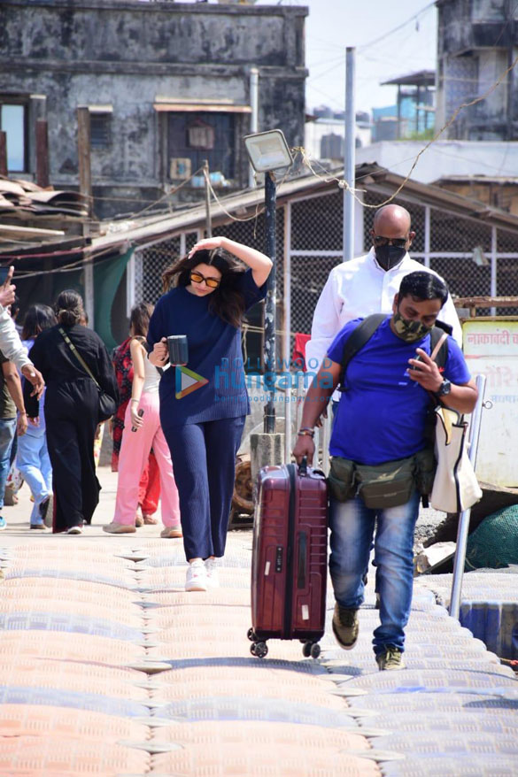 photos parineeti chopra keeps it casual in t shirt and tracks as she gets spotted at the jetty 4