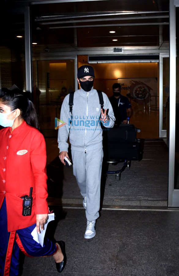 photos ranbir kapoor kangana ranaut and bappa lahiri snapped at the airport 1