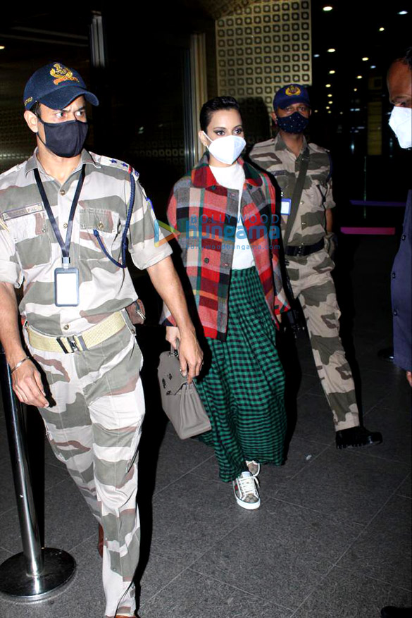 photos ranbir kapoor kangana ranaut and bappa lahiri snapped at the airport 4