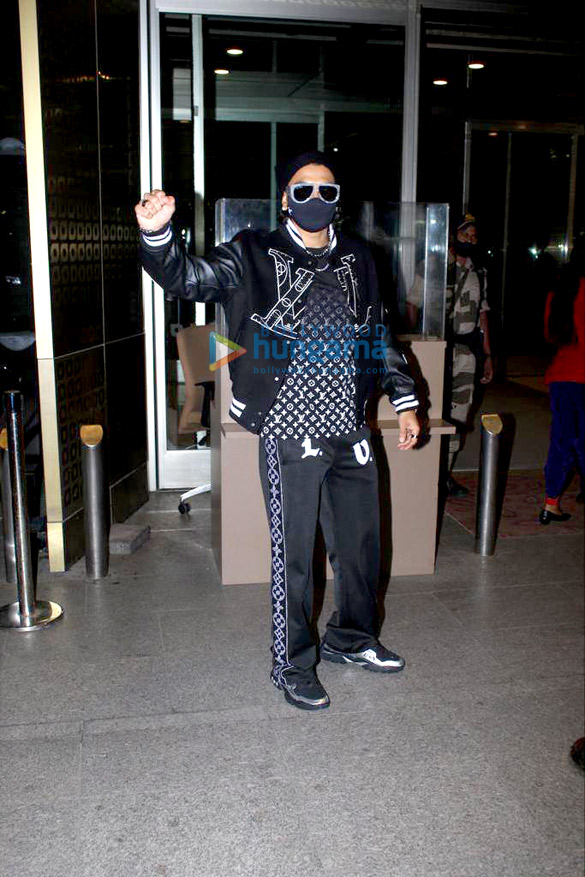 photos ranveer singh dons louis vuitton at airport leaving for cleveland for nba all star game kartik aaryan jets for shoot schedule 4