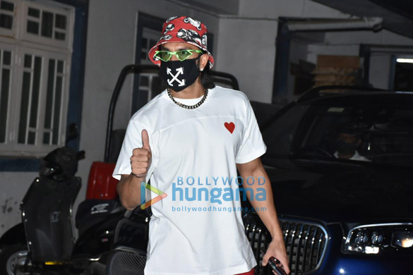 Photos: Ranveer Singh spotted at a dubbing studio in Bandra Photos: Ranveer Singh spotted at a dubbing studio in Bandra