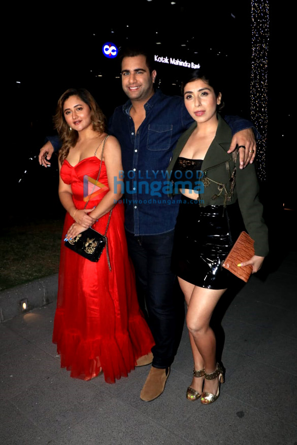 photos rashami desai neha bhasin and rajiv adatia snapped at yauatch bkc 2