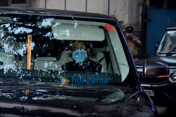 photos sachin tendulkar and aditya thackeray reach the breach candy hospital to pay last respects to lata mangeshkar 4