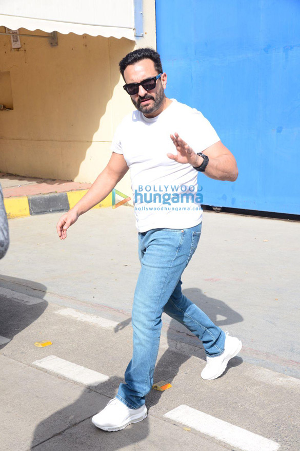photos saif ali khan kareena kapoor khan and taimur ali khan snapped at bkc in bandra 6